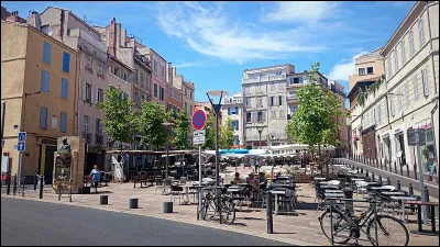 Commençons par aller "place de Lenche" ; elle se trouve dans le plus ancien quartier de cette grande ville du sud : nous sommes à ...