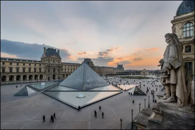 Dans quelle ville a-t-on pu voir le musée du Louvre ?