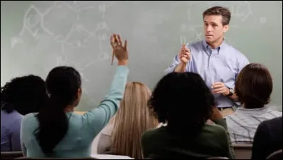 Quand un professeur pose une question et que tu penses connaître la réponse, que fais-tu ?