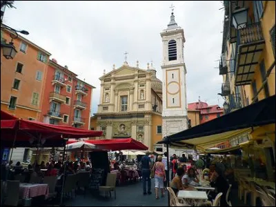 Commençons par aller "place Rossetti", jolie petite place située derrière la cathédrale Sainte-Réparate : nous sommes à ...