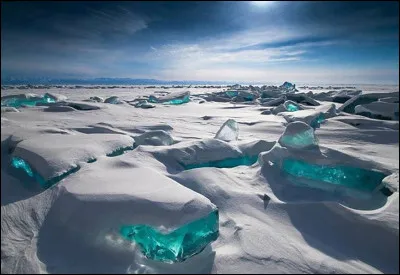 Vocabulaire | Quel terme français, traduction de l'anglais "permafrost", désigne-t-il un sol gelé en permanence ?