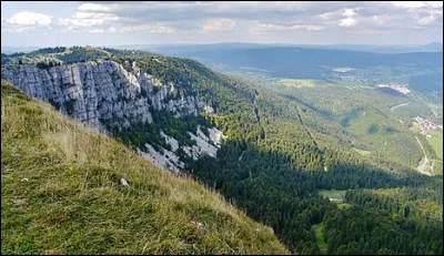 Nous commençons notre voyage dans le département du Doubs et nous atteignons un lieu magnifique.
Comment se nomme-t-il ?