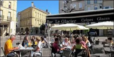 Je vous propose de commencer notre balade en terrasse, à Agen. Ville connue pour ses pruneaux, elle se situe dans le département ...