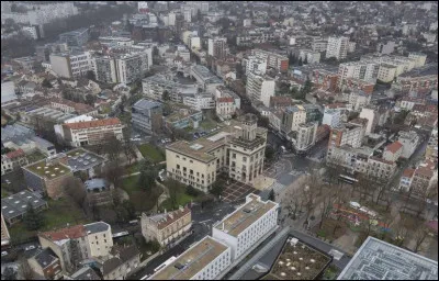 Ville de Seine-Saint-Denis, limitrophe du 20e arrondissement de Paris, peuplée de près de 110 000 habitants :