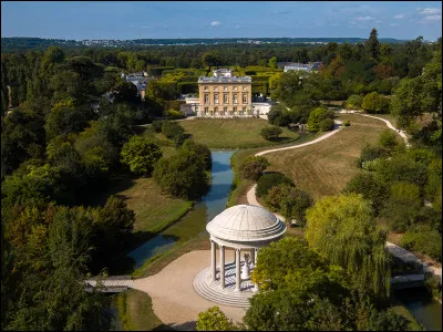 C'est Louis XV qui fit édifier "Le Petit Trianon", à Versailles, et c'est la comtesse du Barry, sa maîtresse du moment, qui l'inaugura en 1769. Versailles se trouve dans quel département ?