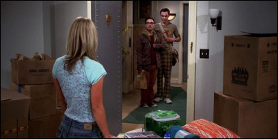 Dans "Big Bang Theory", qui a toujours la manie de taper trois fois aux portes ?