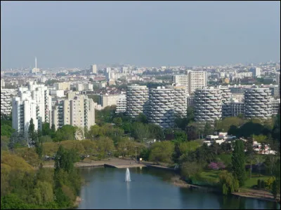 Préfecture du Val-de-Marne, située au sud-est de Paris, peuplée de 92 000 habitants :