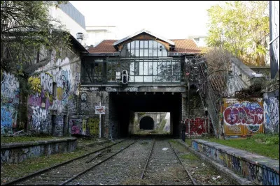 Imaginée sous le règne de Napoléon III et fermée en 1934, la Petite Ceinture fait partie de l'histoire de Paris. Son but était de relier entre elles, les principales gares parisiennes au rythme d'un train toutes les 30 minutes. 
Combien de stations jalonnaient cette ligne en 1900 ?