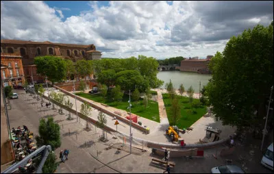 Commençons par aller "place Daurade", située entre le centre historique et le fleuve : nous sommes à ...