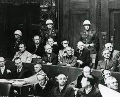 1er octobre 1946 : 
Le tribunal international, qui juge les dignitaires nazis à Nuremberg, rend son verdict. Hermann Göring, Joachim von Ribbentrop, Wilhelm Keitel, Ernst Karltenbrunner, Alfred Rosenberg, Hans Frank, Wilhelm Frick, Julius Streicher, Fritz Sauckel, Alfred Jodl et Arthur Seyss-Inquart sont condamnés à mort et seront exécutés. Sauf un, qui se suicidera la veille ; lequel ?