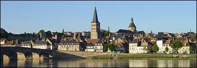 Une douzaine de librairies se sont installées à La Charité-sur-Loire, surnommée "Ville du livre et cité du mot" ; cette petite ville se trouve de la département de l'/du/de la ...