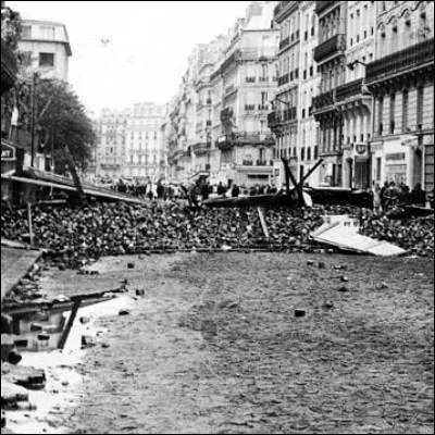 Quel tableau exposé au Louvre sest dabord appelé "Scènes de barricades" lors de sa première exposition au Salon de Paris ?