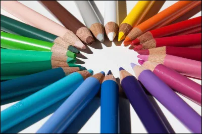 Pour commencer, choisis une couleur entre le bleu, le vert, le rouge, l'orange ou le violet. Alors, as-tu choisi une couleur chaude ou bien une couleur froide ?