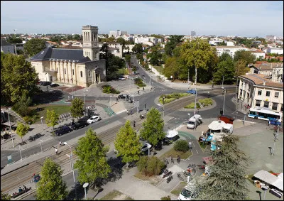 Quelle est cette ville de la proche banlieue sud de Bordeaux, peuplée de 42 000 habitants ?