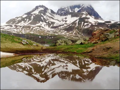 Commençons dans les Pyrénées-Atlantiques et, plus précisément, au col du Pourtalet, à la frontière franco-espagnole. Quel est ce sommet en photo ?