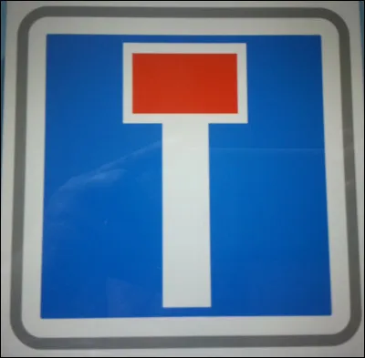 Aucuns panneau de signalisation n'indique que cette voix est sans issue, il faudra que je le signale au service de la voierie.