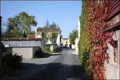 Notre balade dominicale commence en Nouvelle-Aquitaine, à Antezant-la-Chapelle. Traversée par la Boutonne, cette commune se situe dans le département ...