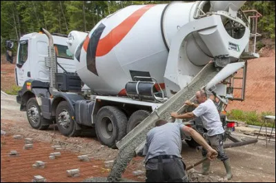 Ce véhicule est indissociable de toute construction, au moins pour les fondations. Quel est son nom ?