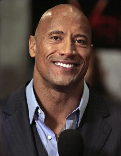 Sous quel autre nom est également connu l'acteur/catcheur Dwayne Johnson ?