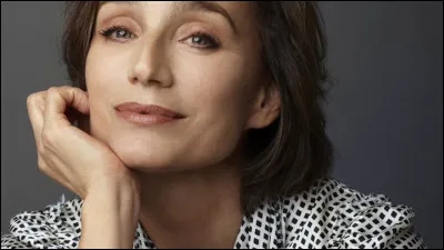 Vous avez sans doute reconnu Kristin Scott Thomas, formidable actrice du film "Le Patient Anglais" et de bien d'autres, elle parle français avec un léger accent, logique puisqu'elle est française !