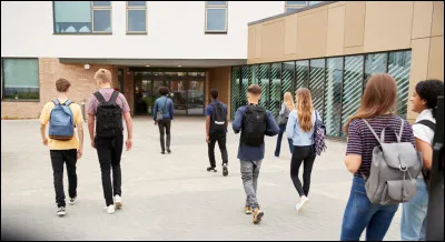 Ce matin, je suis arrivé en retard au lycée.