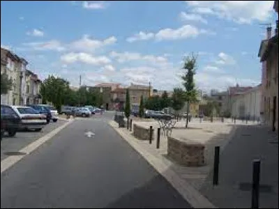 Nous commençons notre promenade en Auvergne-Rhône-Alpes, à Bourg-lès-Valence. Ville de l'agglomération Valentinoise, elle se situe dans le département ...