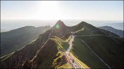 Dans quel département de la région Auvergne-Rhône-Alpes se situe le Puy de Sancy, point culminant du Massif central ?