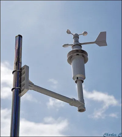 Le vent, manifestation de mouvements horizontaux de l'air, est mesuré au moyen d'instruments appelés...