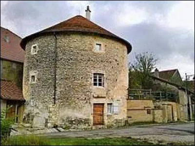 Notre première balade de la semaine commence en Bourgogne-Franche-Comté, à Aroz. Village de l'aire d'attraction Vésulienne, il se situe dans le département ...