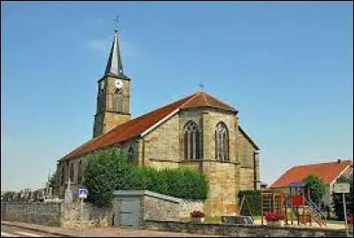 Nous commençons notre balade au pied de l'église Saint-Vinebaud, à Avrecourt. Village de l'arrondissement de Langres, il se situe dans le département ...