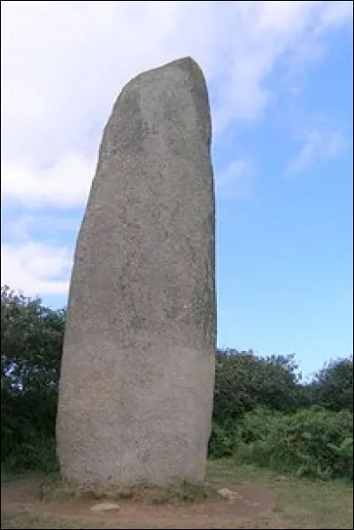 Que signifie en breton le mot « menhir » ?