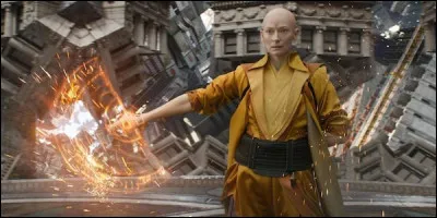 Dans quel film Tilda Swinton est-elle la protectrice d'une pierre magique ?