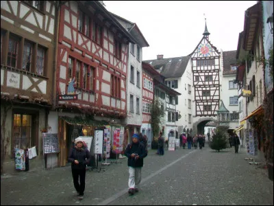 Commençons dans le village de Stein-Am-Rhein qui, comme son nom l'indique, se situe sur les rives du Rhin. Dans quel pays le visiterez-vous ?