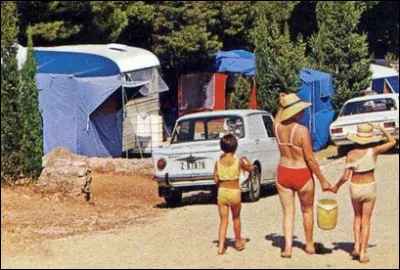 Quelle est cette voiture au 1er plan dans ce camping des années 70 ?