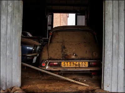 Dès l'ouverture de la porte de la remise, on tombe sur un classique de la production française des année 60. 
Quelle est cette auto ?