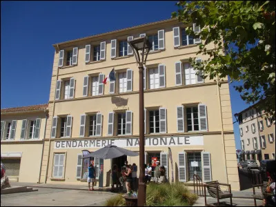 "Le Gendarme de Saint-Tropez" est un film joué par Louis de Funès.