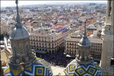 Laquelle de ces villes d'Espagne n'est pas bordée par la mer ou l'océan ?