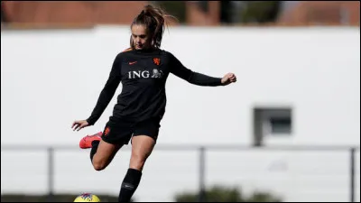 Qui est cette footballeuse ?