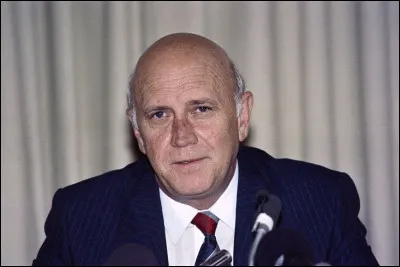 Frederik de Klerk est mort le 11 novembre 2021 : il est resté célèbre pour avoir, comme président d'Afrique du Sud, légalisé l'African National Congress (ANC) et libéré son chef historique, Nelson Mandela. Il a ensuite reçu le prix Nobel de la Paix en ...