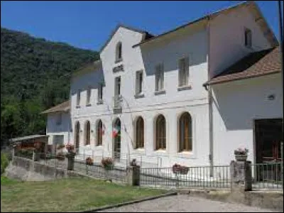 Notre balade dominicale commence en Occitanie, à Albiès. Commune de l'arrondissement de Foix, au pied du plateau de Beille, elle se situe dans le département ...