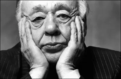 Avant d'obtenir la nationalité française, de quelle nationalité le dramaturge Eugène Ionesco était-il ?