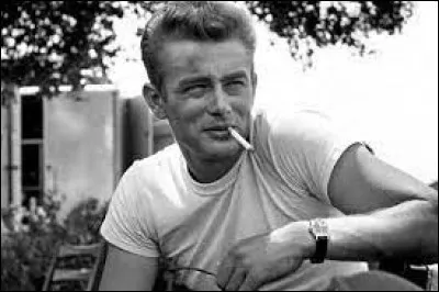 Quel âge a l'acteur James Dean lorsqu'il meurt suite à une accident de la route le 20 septembre 1955 ?