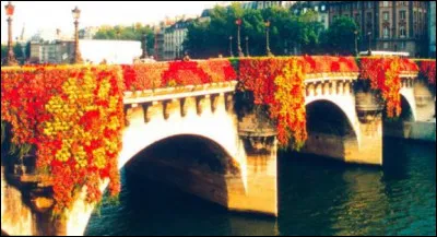 Le Pont-Neuf se retrouve au fil du temps le gardien de bien des fantasmes. À l'instar de son empaquetage par Christo en 1985 et de ce long rideau de lierre revêtu de 32000 pieds de bégonias. Quel est ce styliste japonais qui a mis en place en 1994 cette métamorphose insolite du Pont Neuf ?