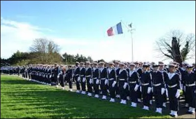 Dans quelle ville bretonne se trouve l'École des mousses ?