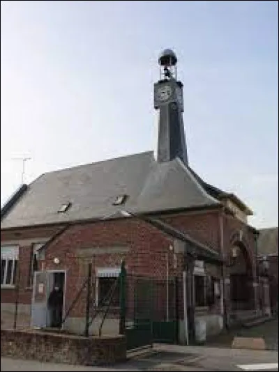 Nous commençons notre balade dans les Hauts-de-France, devant la mairie d'Alaincourt. Village de l'arrondissement de Saint-Quentin, il se situe dans le département ...