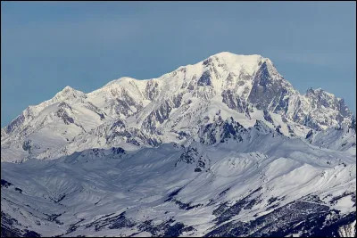 Dans quelle chaîne de montagne se situe Chamonix, cadre des premiers Jeux Olympiques d'hiver en 1924 ?