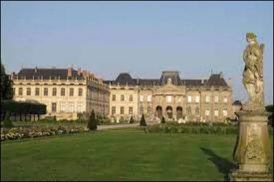 Ce château est surnommé "Le Petit Versailles lorrain" ou "le château des Lumières". Il se trouve ...