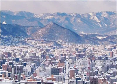 Pour cette première question, je vous propose une image de la ville de Sapporo, sur l'île d'Hokkaido au Japon. En effet, la ville a été utilisée pour nommer un modèle automobile. Quel constructeur a choisi le nom de "Sapporo" pour l'un de ses modèles ?