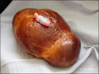 Quelle est cette brioche belge plus ou moins en forme de bébé emmailloté ?