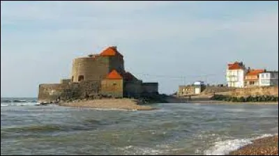 Je vous propose de commencer notre balade dans les Hauts-de-France, au fort d'Ambleteuse, fortifié par Vauban. Commune au nord de Boulogne-sur-Mer, à proximité du cap Gris Nez, elle se situe dans le département ...